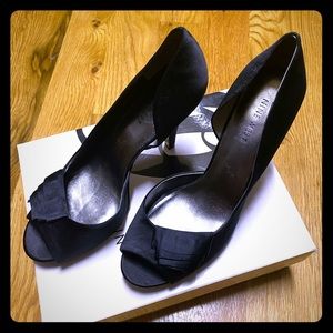 Nine West peep toe black pumps